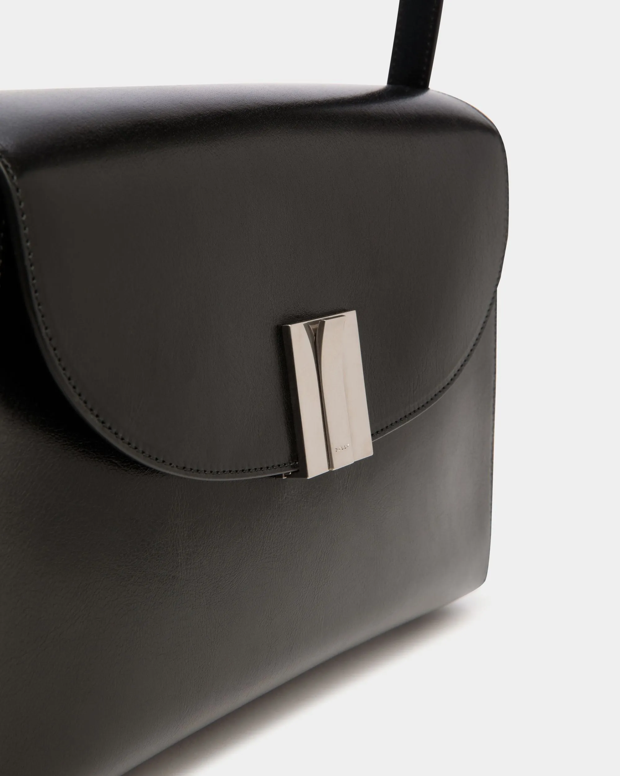 Ollam Shoulder Bag In Black Leather